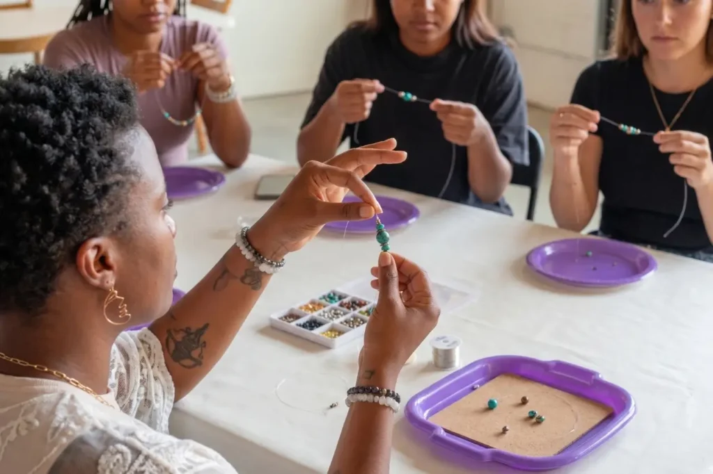 Taller de bisutería artesanal proyecto CoCrea Encuentro de Saberes Bogotá 2026
